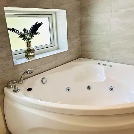 Luxury With Hot Tub & Wifi * בורקופ