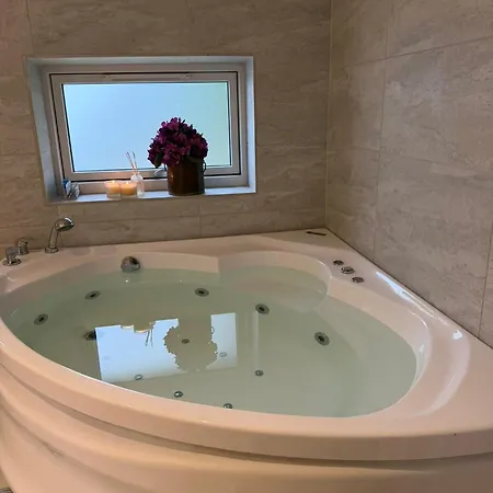 Luxury With Hot Tub & Wifi בית נופש
