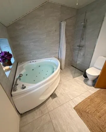 Luxury With Hot Tub & Wifi בורקופ