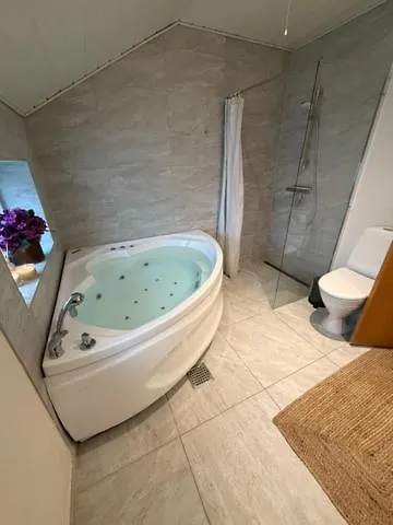 Luxury With Hot Tub & Wifi Børkop